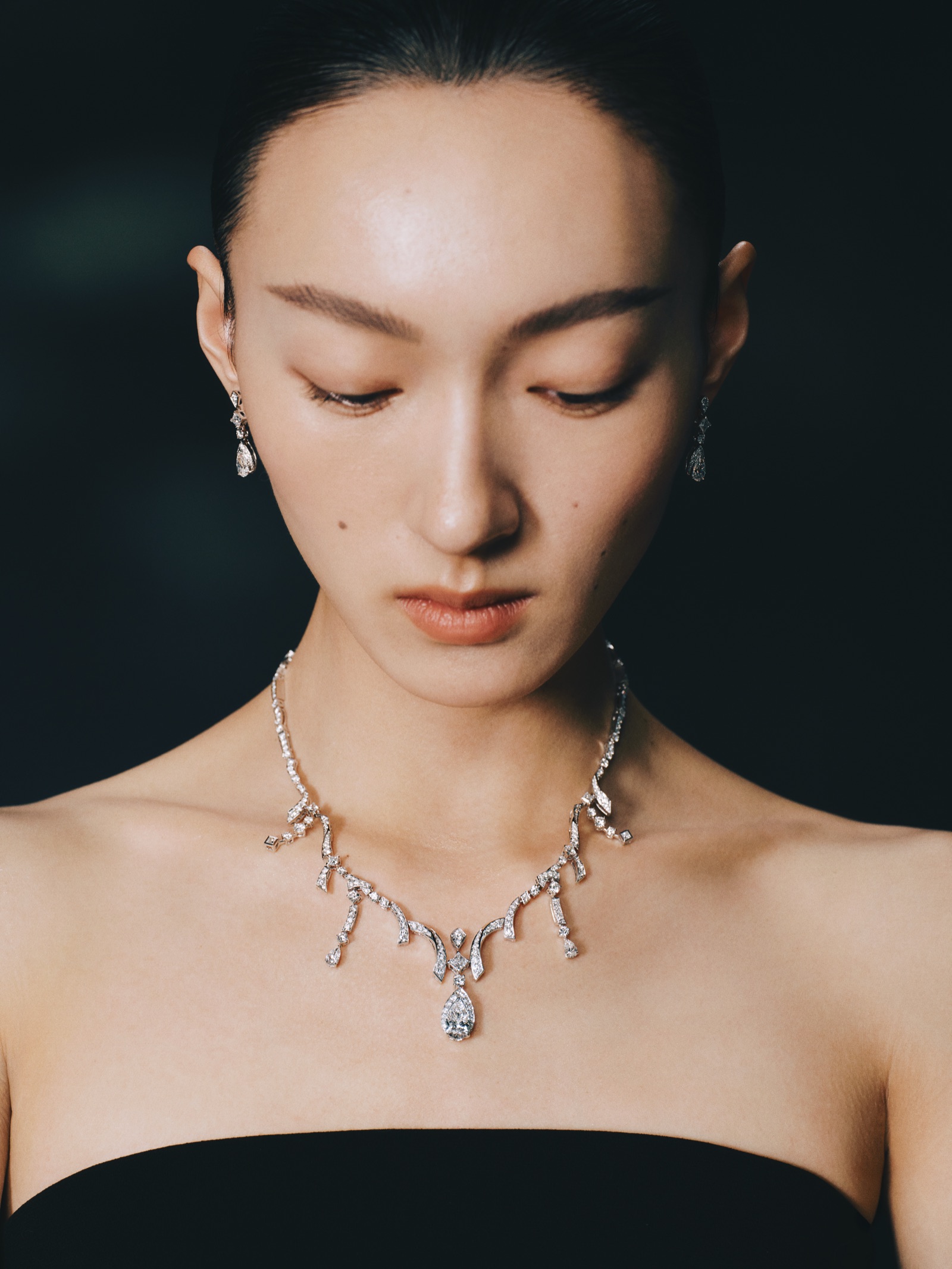 佩戴钻石项链的女性
